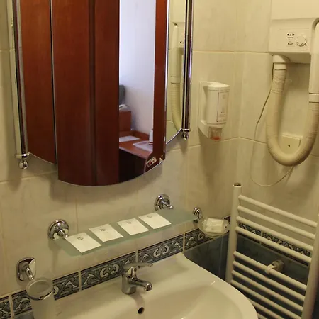 Hotell Elegant 3*